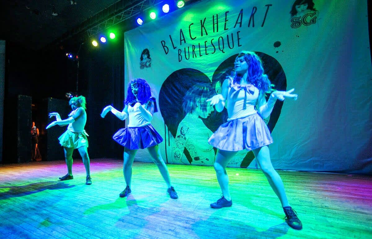 Suicide girls: blackheart burlesque